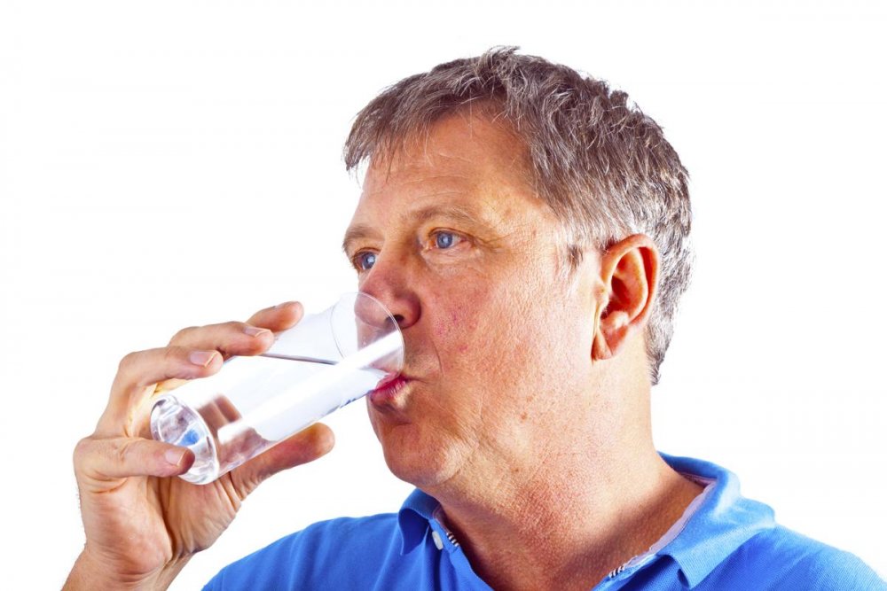  شرب الماء بكثرة يحمي من التهاب المسالك البولية عند الرجال