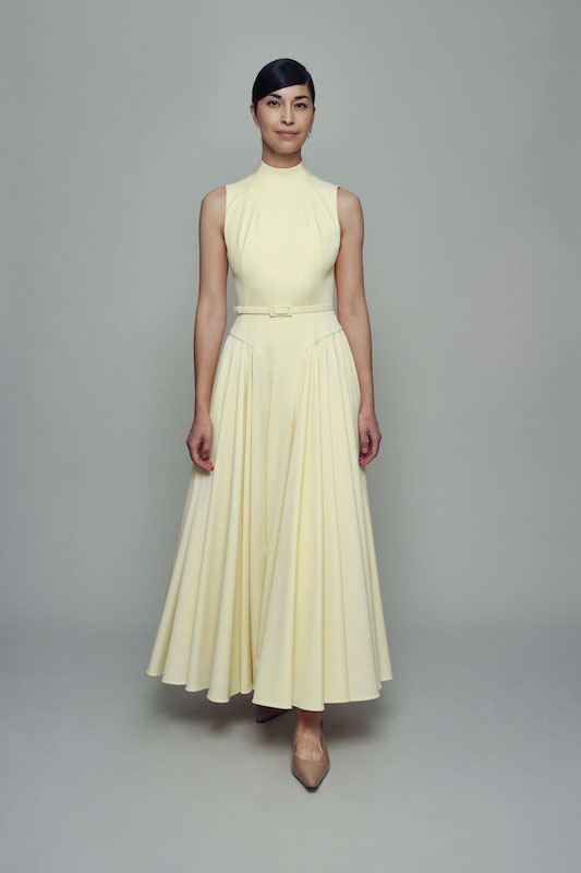 فستان ناعم باللون الاصفر من Emilia Wickstead 
