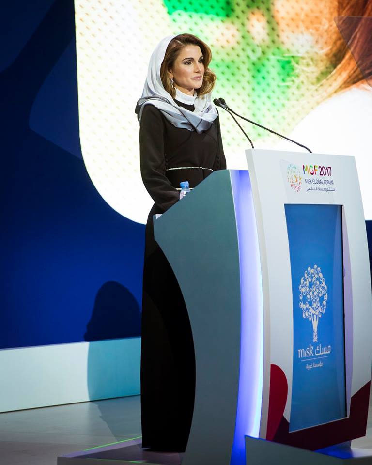 الملكة رانيا تدعو إلى زيادة فرصة التعليم ومنح القيادة للشباب
