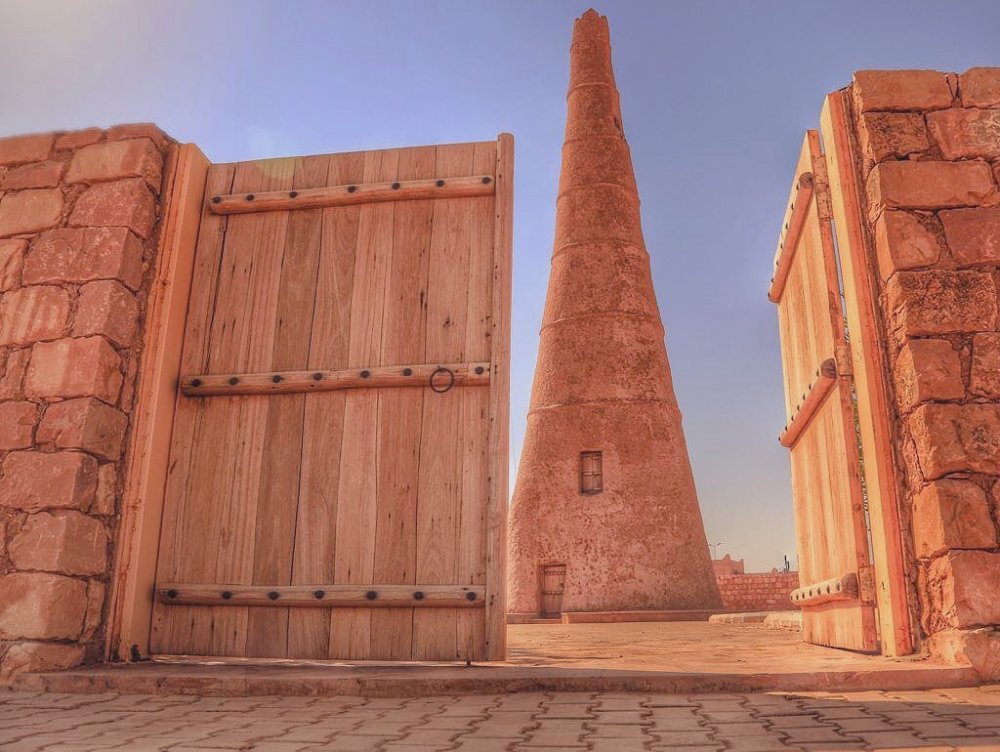 وصورة ساحرة  لبرج الشنانة الأثري- المصدر صفحة آثار السعودية