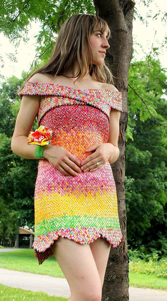 فستان السكاكر الذي يخال للناظر إليه لأول برهة أن من تصميم كبار مصممي الأزياء في العالم