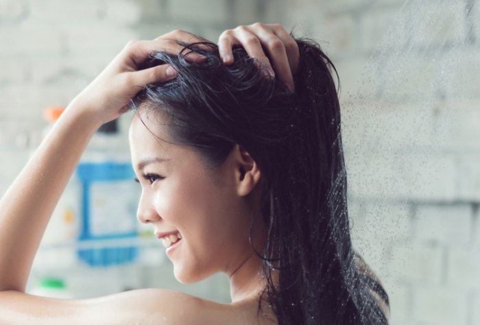 تنظيف فروة الرأس بالخلطات الطبيعية لتعزيز نمو الشعر