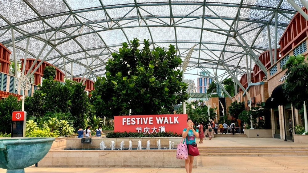 فيستيف ووك Festive Walk في منتجعات وورلد سينتوسا Resorts World Sentosa