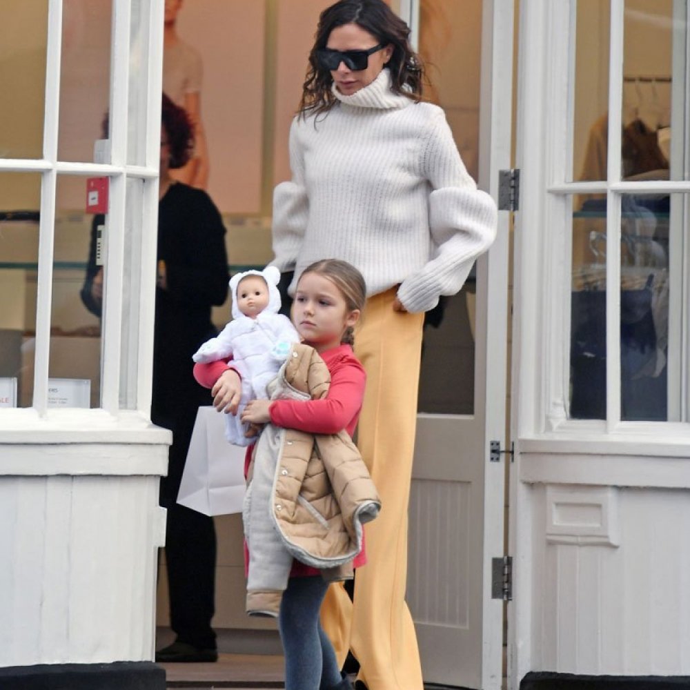  أناقة فيكتوريا بيكهام Victoria Beckham برفقة ابنتها بصيحات كاجوال ويومية