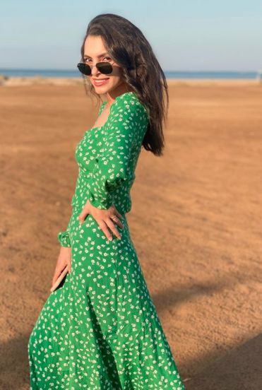 فستان أخضر مورد اختارته كارمن سليمان لاطلالة صيفية