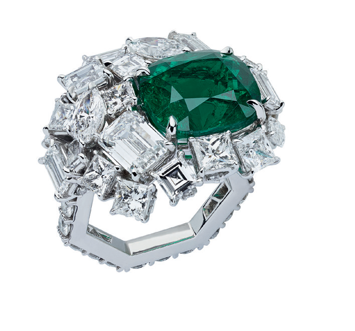 خاتم "فير امبريال اميرالد" Vert Imperial Emerald من "ديور فاين جوليري" Dior Fine Jewelry ، مرصع بالماس والزمرد