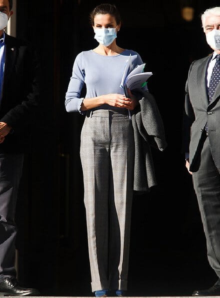 ظهرت ملكة إسبانيا خلال الاجتماع بإطلالة عمل أنيقة وكانت ترتدي بنطلون أنيق من ماركة Massimo Dutti