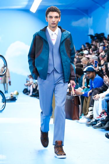  بدلة رسمية باللون الازرق الفاتح لاطلالة شبابية للرجل من دار Louis Vuitton