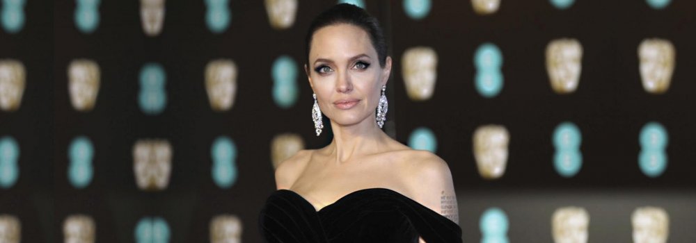 تألقت الجميلة Angelina Jolie بمكياج ساحر حافظت من خلاله على جمال البشرة