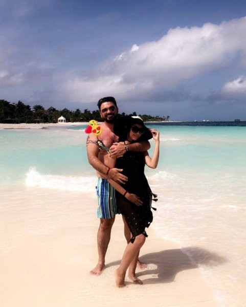  دنيا بطمة مع زوجها في المالديف