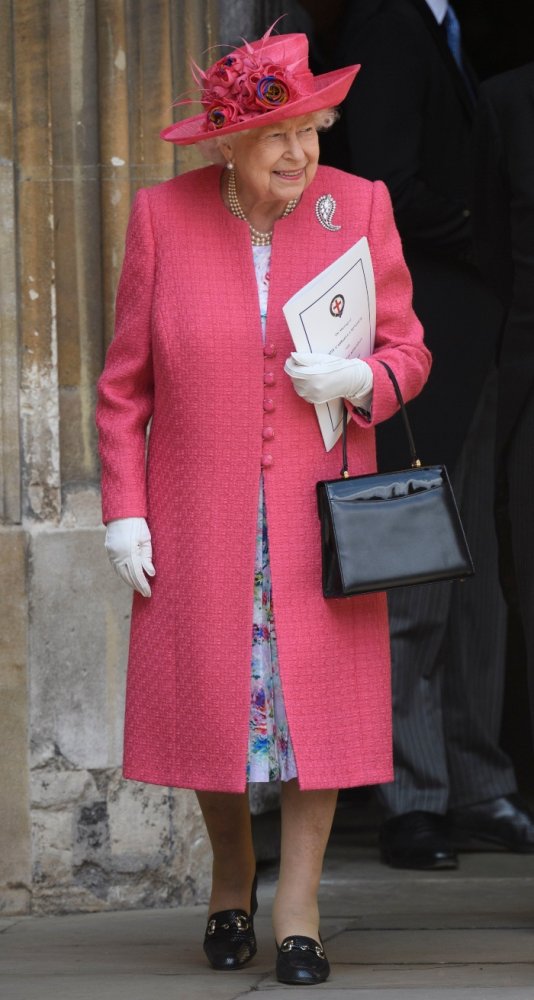 الملكة اليزابيت تألقت بفستان ملوّن بطبعة الورود نسّقت معه معطفاً باللون الفوشيا