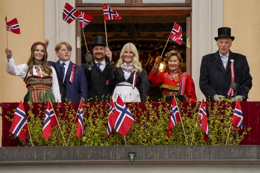 الأمير هاكون مع عائلته المالكة النرويجية