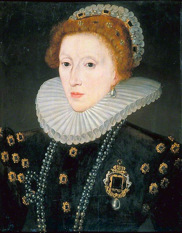 الملكة إليزابيث الأولى ببروش على صدرها