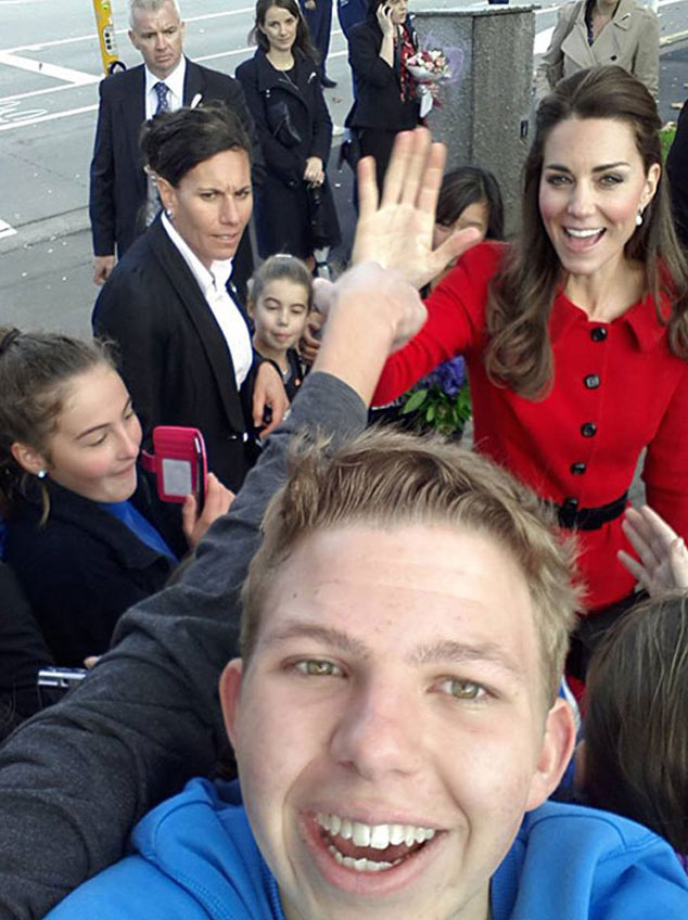أحد الشباب المراهقين يلتقط صورة سيلفي مع كيت ميدلتون أثناء زيارتها الملكية لنيوزيلندا 