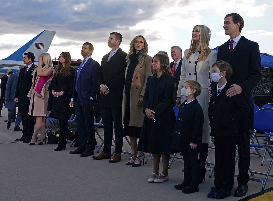 عائلة ترامب مجتمعين قبل الصعود الى الطائرة بما فيهم اولاده وأحفاده