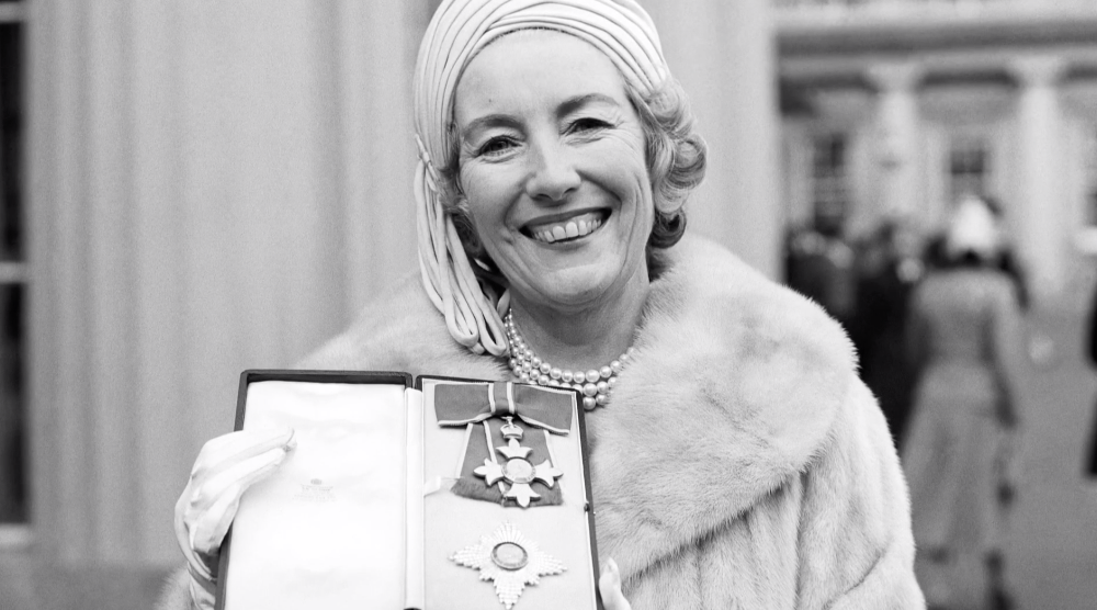 السيدة فيرا لين حصلت على الوسام على وسام الإمبراطورية البريطانية في عام 1969
