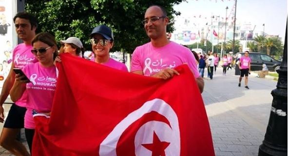 الفنانة هند صبري ترفع علم تونس خلال الماراثون 