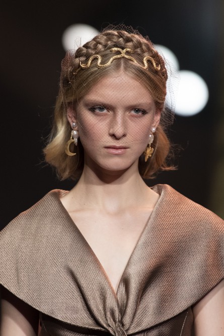 تسريحات شعر عصرية مع الضفائر من أسبوع الموضة الراقية في باريس من Dior