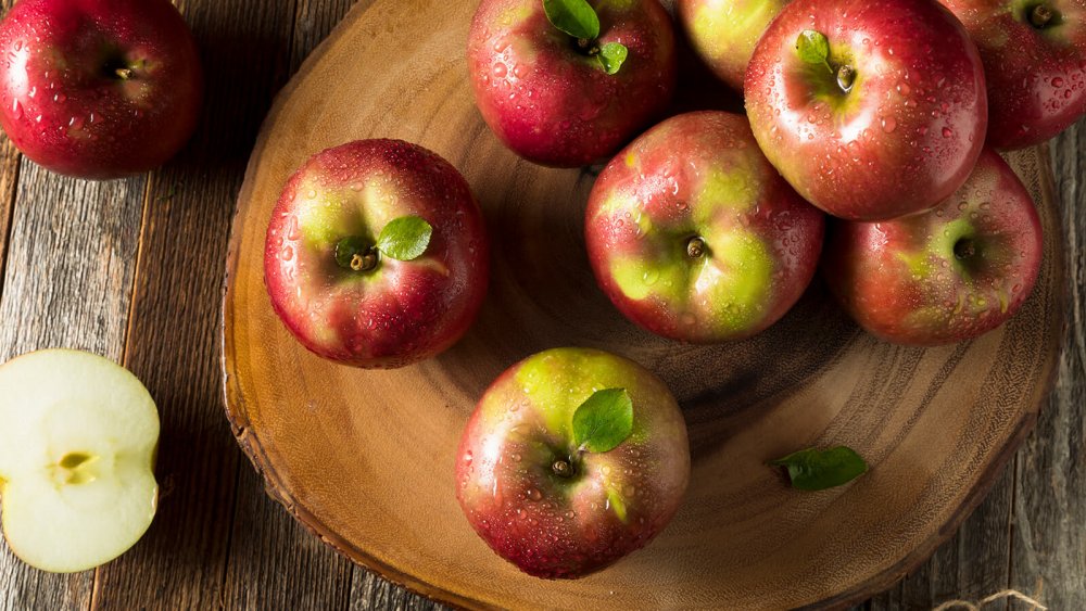 يحوي التفاح مركبات تساعد على تكوين الخلايا العصبية في الدماغ