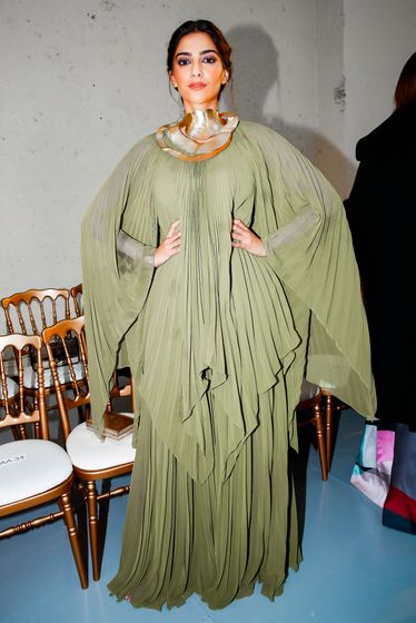  الجميلة Sonam Kapoor في عرض المصمم اللبناني العالمي ايلي صعب Elie Saab بموضة الفستان الزيتي الفاتح.