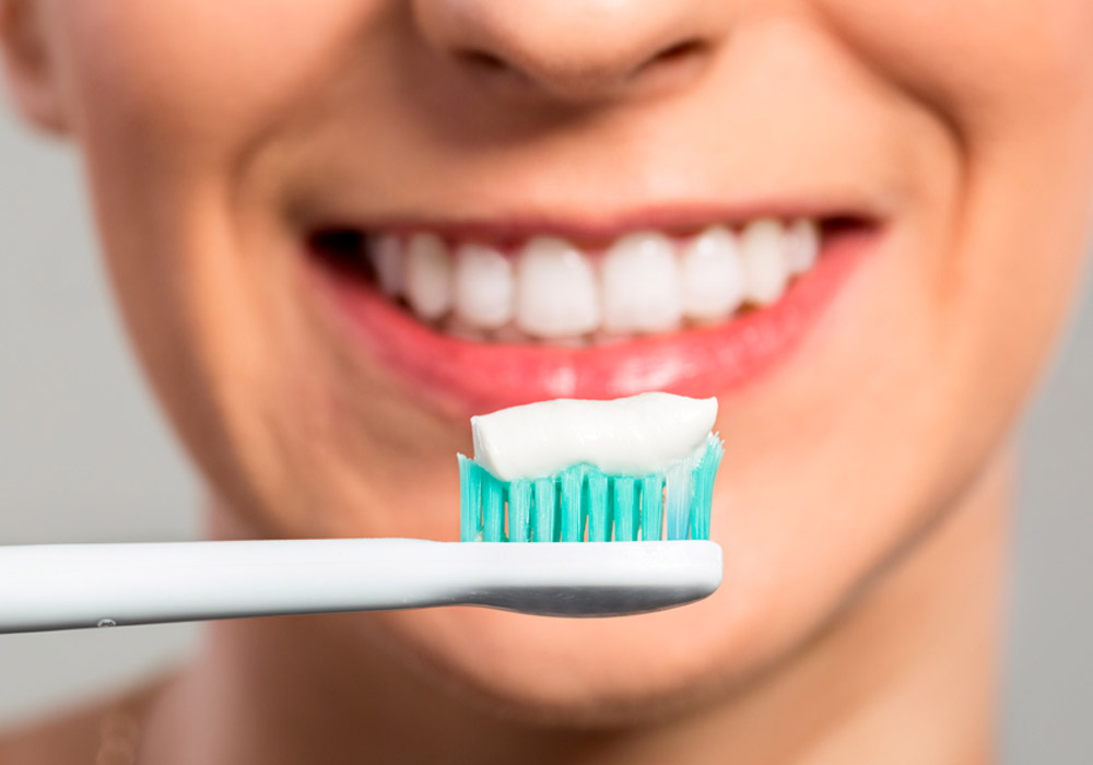 العناية بنظافة الفم تقي من تغير لون اللسان بسبب البكتيريا