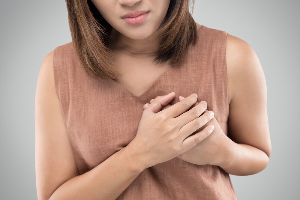 تتشابه اعراض النوبة القلبية مع اعراض متلازمة القلب المنكسر لجهة ضيق التنفس والم الصدر.
