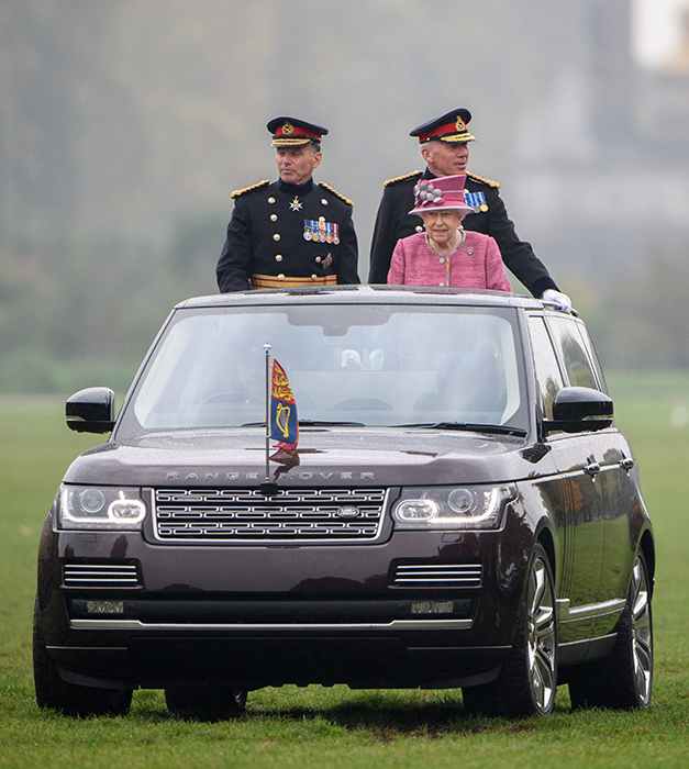 الملكة إليزابيث الثانية ظهرت في سيارة مفتوحة في هايد بارك