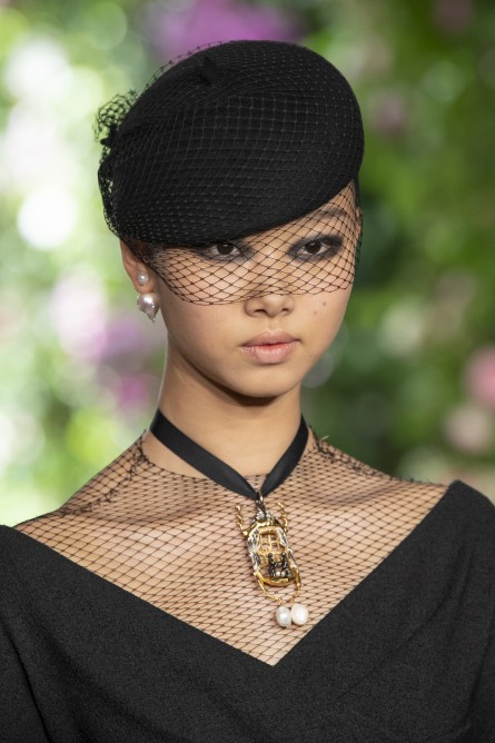 اكسسوارات شعر القبعات الدائرية مع الشبك من Christian Dior