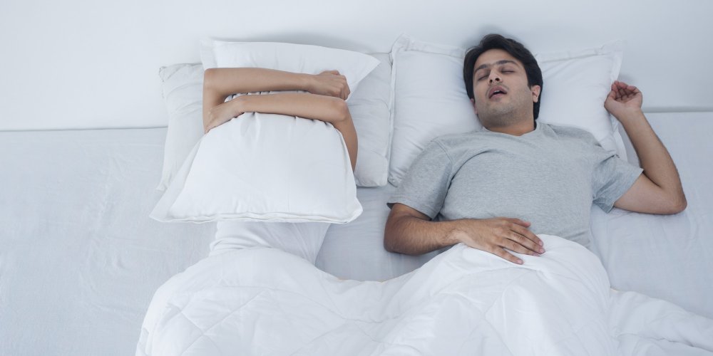 الزوج مصاب باضطراب النوم