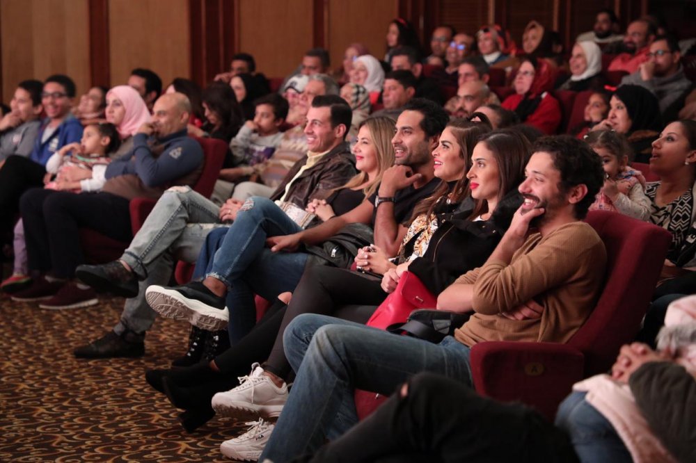 دنيا سمير غانم وزوجها وكريم فهمي وكريم محمود عبد العزيز وزوجاتهما يشاهدون العرض