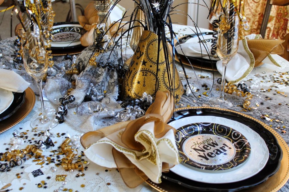 ديكور مائدة طعام احتفالي بالذهبي والأسود بمناسبة العام الجديد