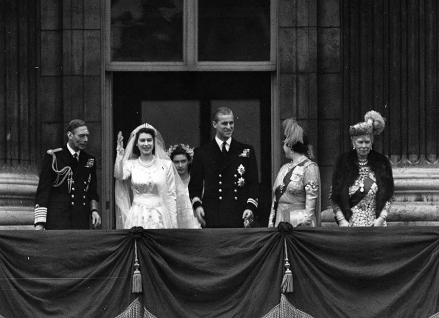  الملك جورج السادس King George VI بصحبة ابنته الأميرة إليزابيث