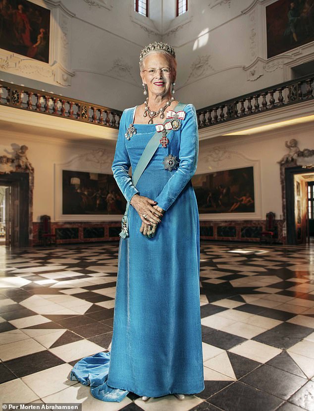  أحدث الصور الرسمية لملكة الدنمارك بمناسبة عيد ميلادها الثمانين