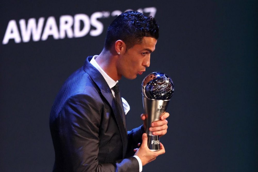 رونالدو يحتفظ بجائزة أفضل لاعب في العالم
