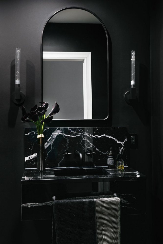  ديكور حمام مودرن باللون الأسود الجذاب