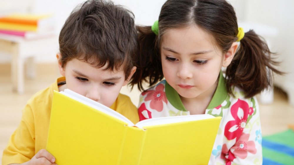 لاهمية القراءة للاطفال يجب تحبيب الاطفال فيها ليشعرون بالمتعة مع القصص والكتب