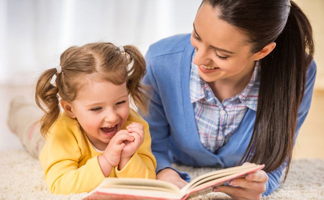 من اهمية القراءة للاطفال انها تحقق لهم المتعة 