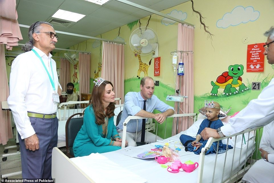 الأمير ويليام وزوجته كيت ميدلتون أثناء زيارتهما لمستشفى للسرطان في باكستان