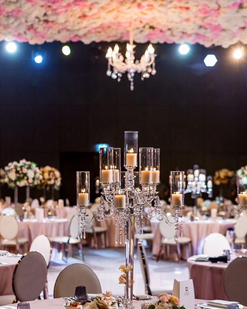 موديلات الثريات والشمعدانات في حفلات الزفاف من تنفيذ Jam Wedding Planner في الإمارات