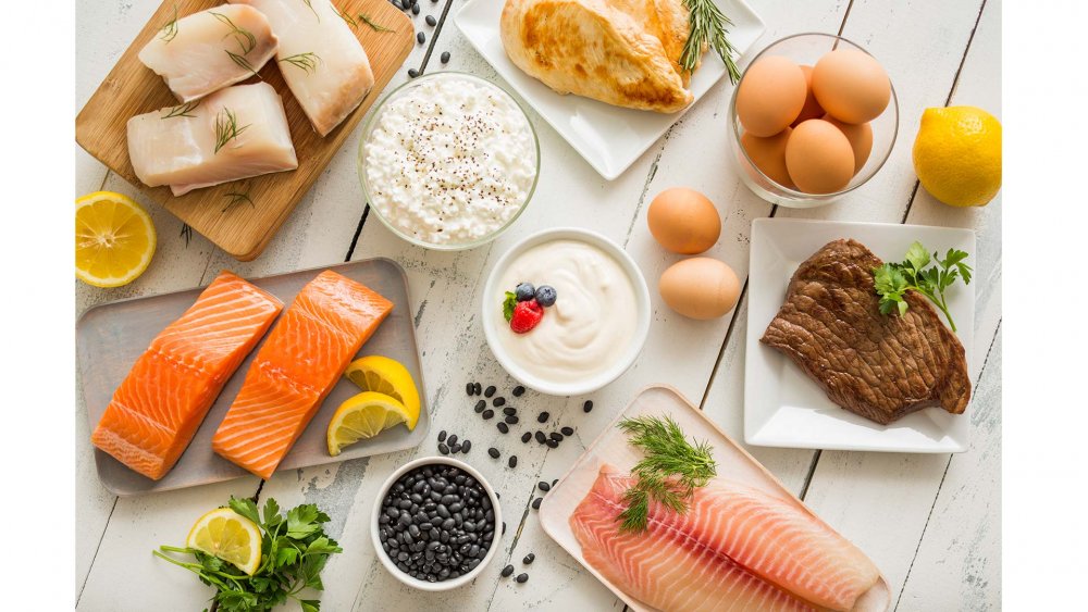 تناولي الأطعمة الغنية بالدهون الأحادية غير المشبعة و البروتينات الخالية من الدهون لتنحيف البطن
