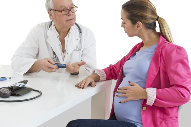 أعراض سكر الحمل وأضراره على الأم والجنين