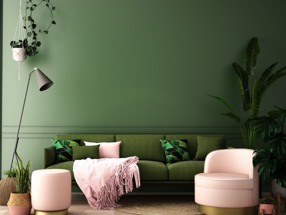 الأخضر الغامق يبرز جمال الوردي الفاتح في ديكور غرفة معيشة مودرن