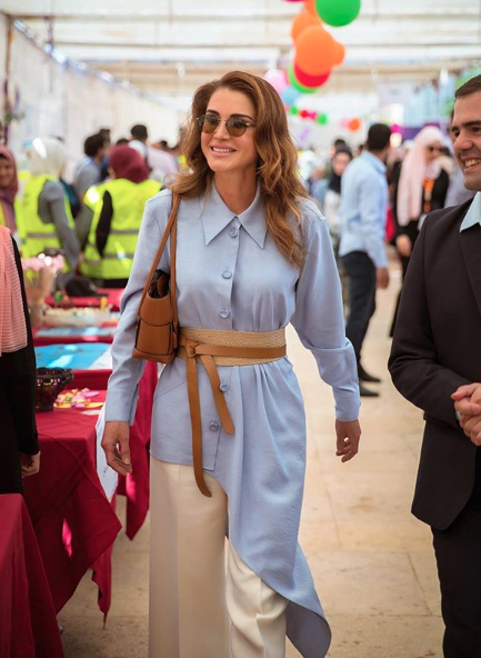  لوك مميز زينته الملكة رانيا بحزام على الخصر