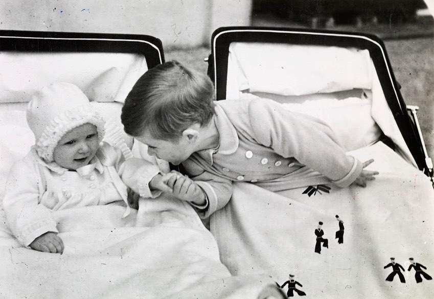 الأمير تشارلز يحكي عن ذكريات طفولته مع الأميرة آن في قصر باكنغهام 