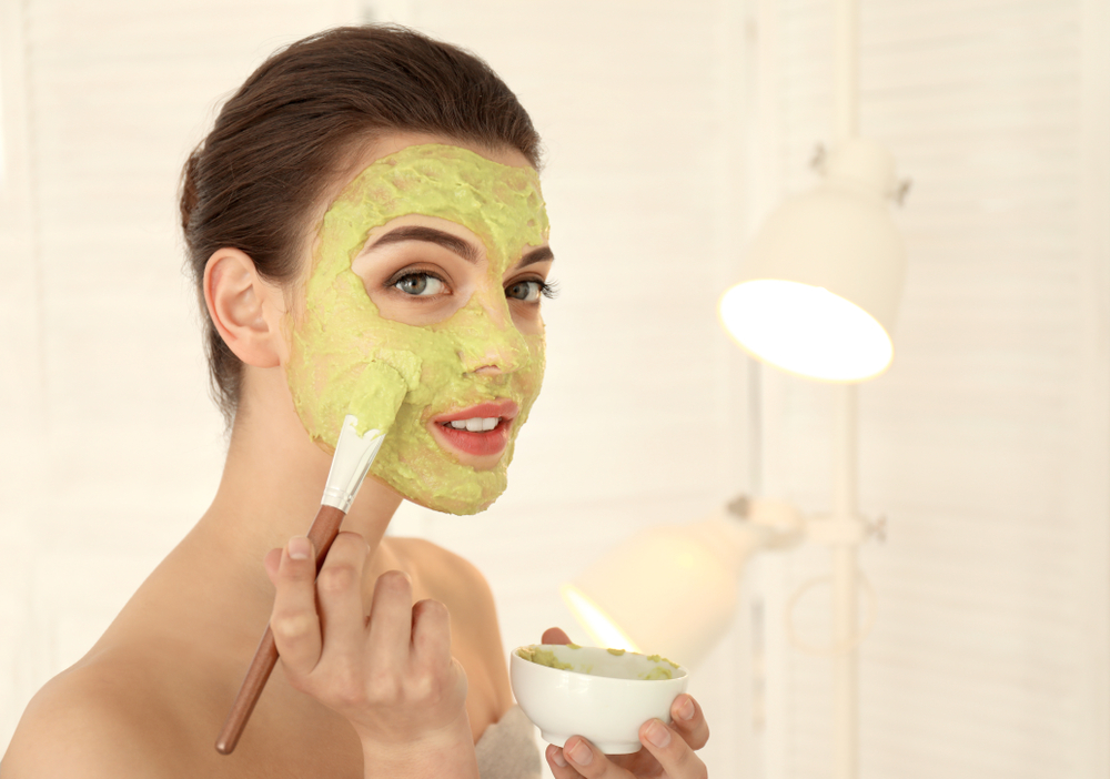 طريقة تطبيق ماسك الافوكادو للتخلص من الشعر الزائد في الوجه