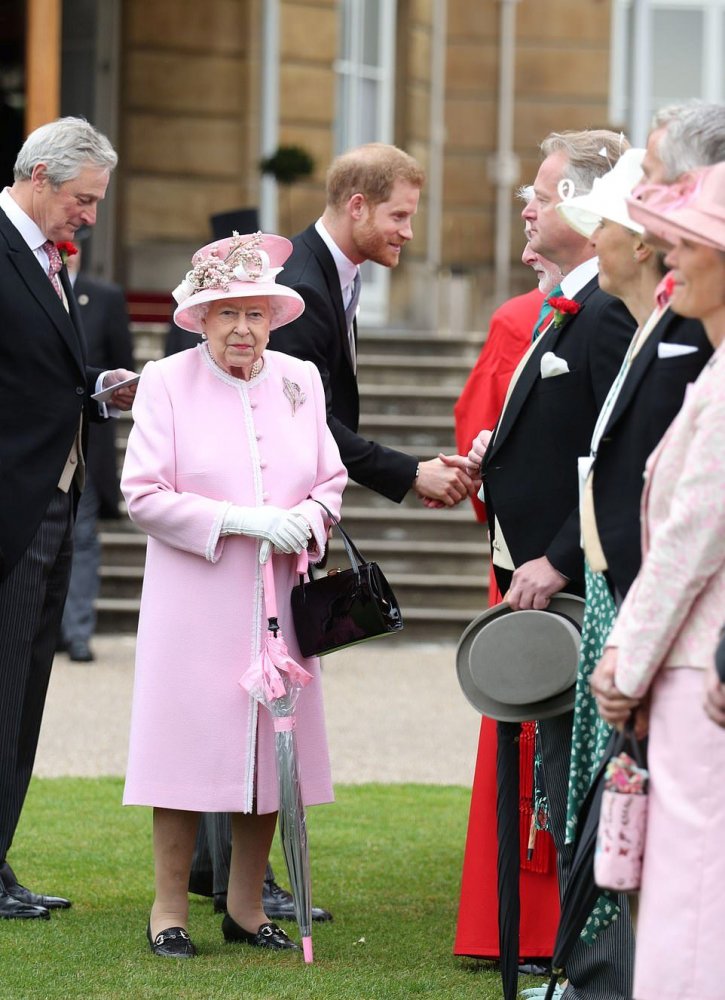 تألقت الملكة اليزابيت بمعطف باللون الزهري الفاتح نسّقت معه قبعة مزيّنة بالورود
