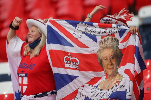 الملكة إليزابيث الثانية حاضرة على أعلام بريطانيا أثناء المباراة