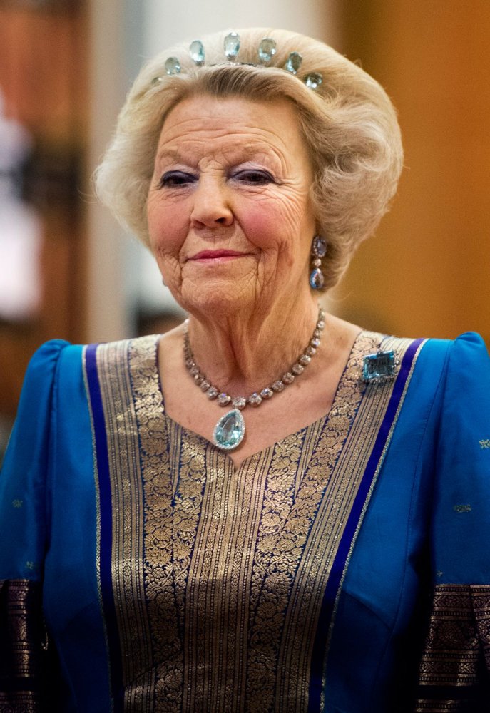الملكة بياتريكس ترتدي طقم The Dutch Aquamarine Parure Tiara