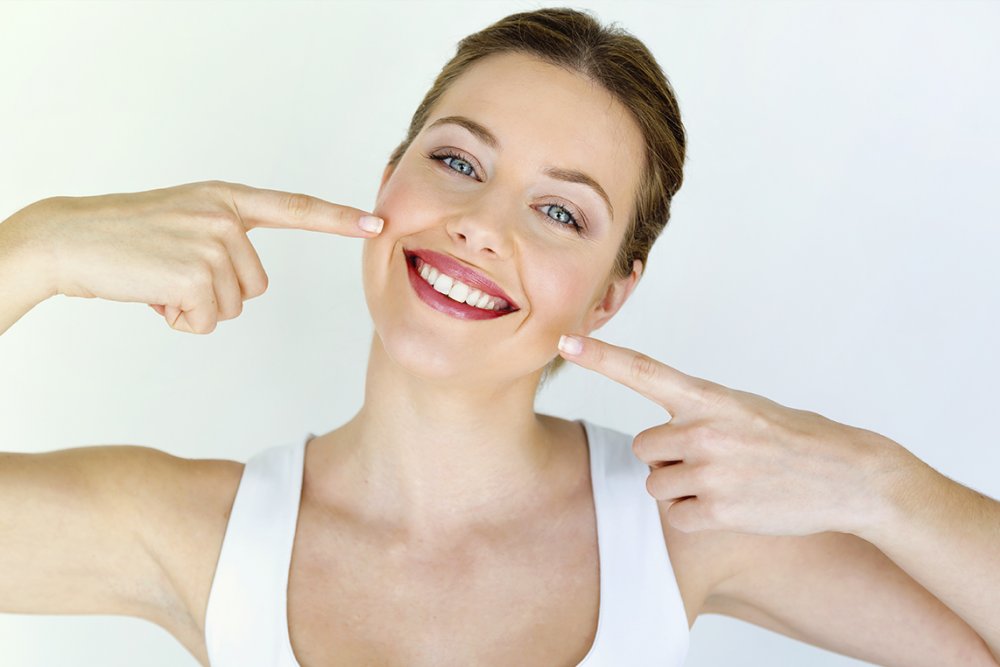 كيفية العناية بالأسنان بالطرق الطبيعية لإبتسامة جذابة لمناسبة حفلة نهاية العام