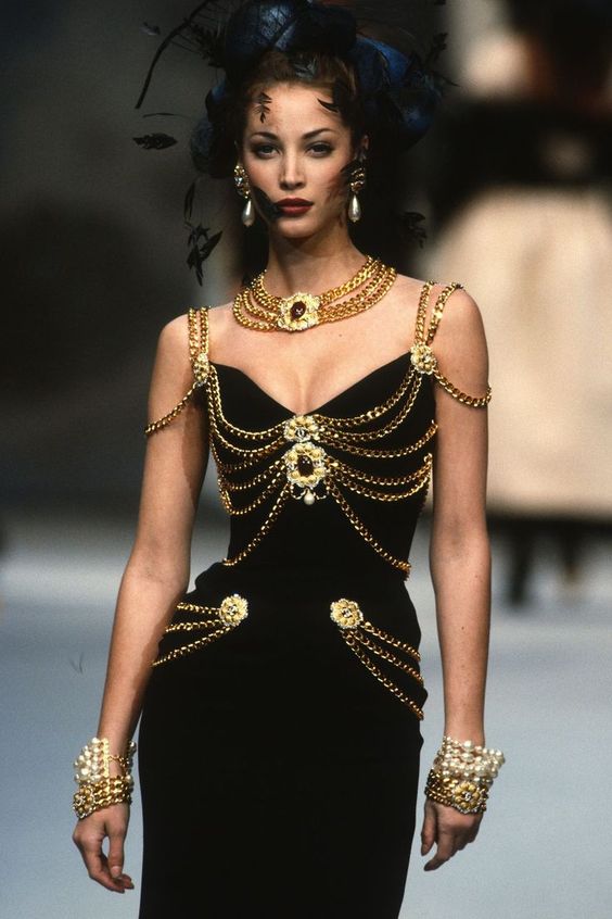 كريستي تورلينغتون ترتدي ملابس شانيل في عرض الهوت كوتور لربيع وصيف 1992، من تصميم كارل لاغرفيلد.